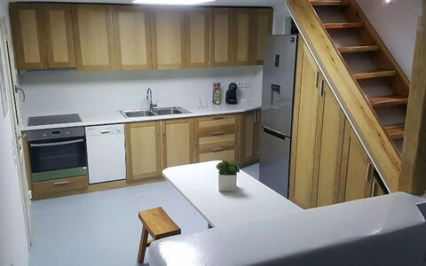 Villa Elmas: Flooring, Hout, Meubilair, Verdieping, Interieur Ontwerp, Cabinetry, Countertop, Keuken, Plafond, Kast