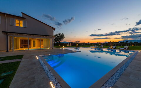 Villa Monsummano: Blauw, Zwembad, Toevlucht, Samengesteld Materiaal, Waterpartij, Landgoed, Eco Hotel, Reflectie, Villa, Schemer