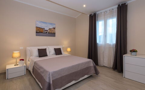 Villa Monsummano: Meubilair, Interieur Ontwerp, Verdieping, Flooring, Bed, Slaapkamer, Hout, Kamer, Textiel, Laken