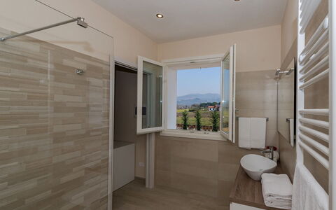 Villa Monsummano: Flooring, Verdieping, Interieur Ontwerp, Loodgieterswerkinrichting, Plafond, Verlichting, Huis, Kamer, Loodgieter, Badkamer