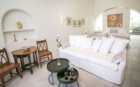 Caldera Suite: Meubilair, Interieur Ontwerp, Muur, Bankstel, Flooring, Verdieping, Huis, Woonkamer, Verlichting, Appartement