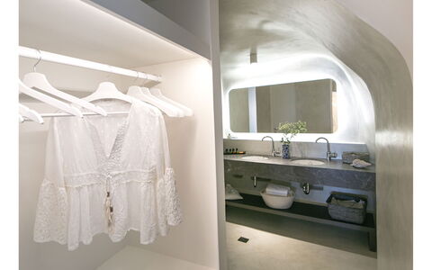 Caldera Suite: Interieur Ontwerp, Flooring, Verdieping, Loodgieterswerkinrichting, Plafond, Loodgieter, Lichte Inrichting, Badkamer