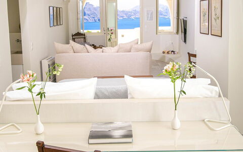 Aloy Suite: Meubilair, Tafel, Interieur Ontwerp, Verdieping, Flooring, Bankstel, Stoel, Huis, Appartement, Woonkamer
