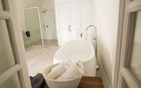 Aloy Suite: Flooring, Interieur Ontwerp, Bad, Verdieping, Loodgieterswerkinrichting, Badkamer, Meubilair, Verlichting, Loodgieter, Huis