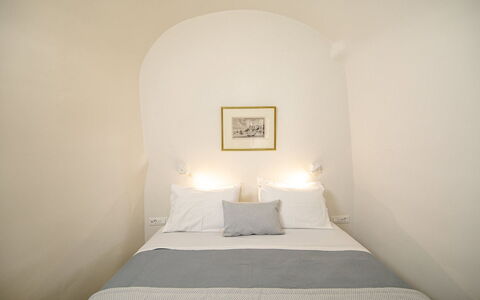 Palea: Muur, Slaapkamer, Interieur Ontwerp, Plafond, Bed, Verdieping, Verlichting, Laken, Huis, Bedding