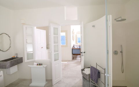 Mide: Interieur Ontwerp, Flooring, Muur, Verdieping, Plafond, Meubilair, Loodgieterswerkinrichting, Kamer, Verlichting, Badkamer
