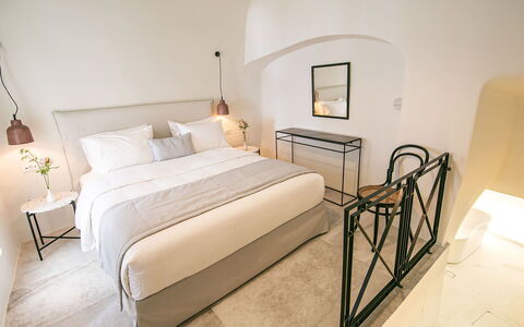 Kameni: Muur, Interieur Ontwerp, Meubilair, Flooring, Verdieping, Slaapkamer, Bed, Bed Frame, Linens, Bedding