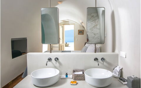Villa Nea: Muur, Interieur Ontwerp, Loodgieterswerkinrichting, Flooring, Wastafel, Wastafel In De Badkamer, Kraan, Badkamer, Verdieping, Verlichting