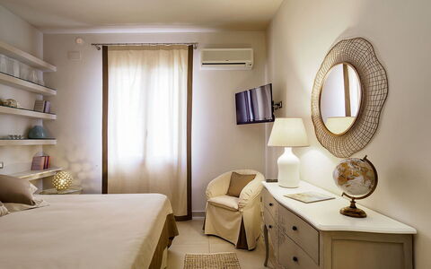 Mulberry House: Meubilair, Bed, Slaapkamer, Interieur Ontwerp, Muur, Bedding, Laken, Hout, Plafond, Kamer