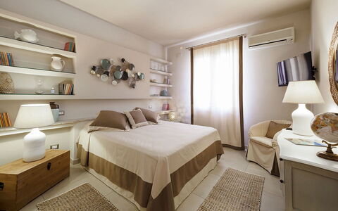 Mulberry House: Bed, Meubilair, Interieur Ontwerp, Slaapkamer, Bedding, Muur, Laken, Hout, Kamer, Linens