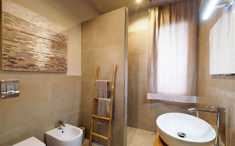 Mulberry House: Flooring, Verdieping, Muur, Loodgieterswerkinrichting, Interieur Ontwerp, Badkamer, Hout, Verlichting, Tegel, Loodgieter