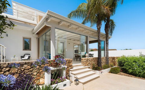 Sun Stone: Huis, Veranda, Woongebied, Landgoed, Balkon, Deur, Schaduw, Toevlucht, Kolom, Eco Hotel