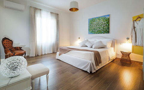 Sun Stone: Meubilair, Interieur Ontwerp, Flooring, Bed, Verdieping, Hout, Slaapkamer, Plafond, Kamer, Houten Vloer