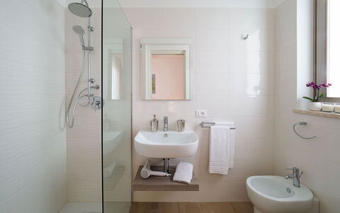 Sun Stone: Badkamer, Loodgieterswerkinrichting, Interieur Ontwerp, Muur, Wastafel In De Badkamer, Flooring, Verdieping, Wastafel, Toilet, Kraan