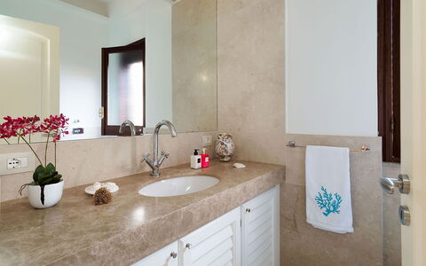 Cala Diletta: Wastafel In De Badkamer, Wastafel, Loodgieterswerkinrichting, Countertop, Interieur Ontwerp, Flooring, Kraan, Badkamerkast, Badkamer, Verdieping
