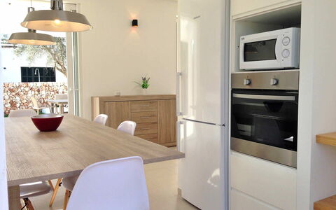 Nure Villa 2: Meubilair, Interieur Ontwerp, Flooring, Verdieping, Countertop, Keuken, Cabinetry, Stoel, Hout, Lichte Inrichting