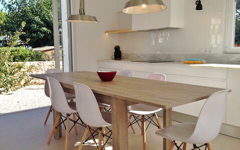 Nure Villa 2: Meubilair, Flooring, Interieur Ontwerp, Verdieping, Muur, Tafel, Hout, Keuken En Eettafel, Stoel, Eetkamer