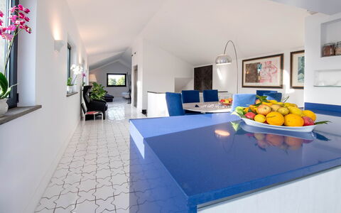 The Ivy Penthouse: Blauw, Interieur Ontwerp, Flooring, Verdieping, Plafond, Keuken, Meubilair, Tegel, Countertop, Kamer