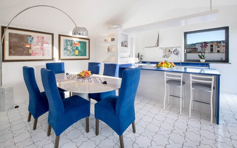 The Ivy Penthouse: Meubilair, Blauw, Interieur Ontwerp, Flooring, Stoel, Tafel, Verdieping, Plafond, Keuken En Eettafel, Eetkamer