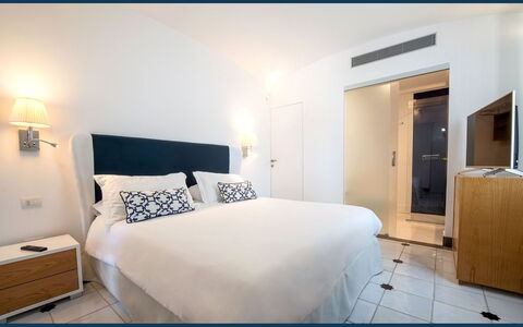 The Ivy Penthouse: Meubilair, Slaapkamer, Bed, Interieur Ontwerp, Laken, Bedding, Verdieping, Flooring, Kussen Gooien, Bed Frame