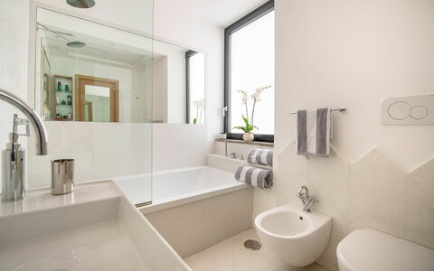 The Ivy Penthouse: Badkamer, Interieur Ontwerp, Loodgieterswerkinrichting, Muur, Flooring, Verdieping, Bad, Wastafel, Wastafel In De Badkamer, Kraan