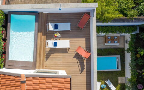 The Ivy Penthouse: Zwembad, Samengesteld Materiaal, Vrije Tijd, Buitenmeubels, Toevlucht, Beits, Eco Hotel, Schaduw, Stoel, Dek