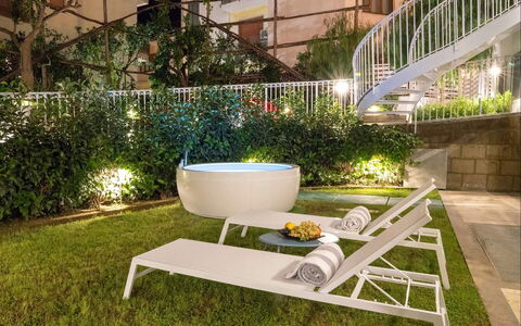 Suite Plumbago: Meubilair, Interieur Ontwerp, Buitenmeubels, Tuin, Stoel, Kamerplant, Backyard, Bloempot, Eco Hotel, Schaduw