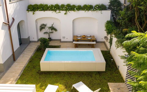 Jacaranda House: Zwembad, Samengesteld Materiaal, Tuin, Vrije Tijd, Landscaping, Backyard, Werf, Kunstgras, Schaduw, Ontwerp