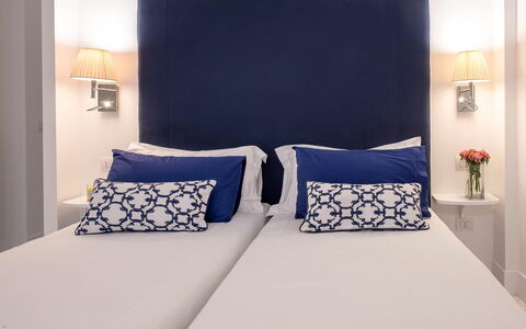 Jacaranda House: Blauw, Bed, Slaapkamer, Meubilair, Bedding, Laken, Linens, Interieur Ontwerp, Kussen, Kussen Gooien