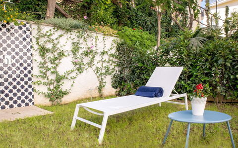 Jacaranda House: Buitenmeubels, Tuin, Schaduw, Landscaping, Stoel, Ligstoel, Chaise Longue