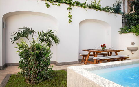 Jacaranda House: Bloempot, Kamerplant, Schaduw, Beton, Tuin, Balkon, Binnenplaats, Hacienda, Buitenmeubels, Ontwerp
