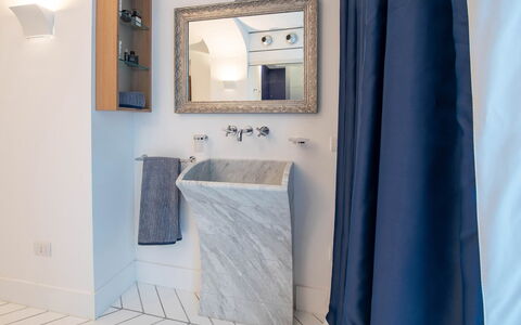 Jacaranda House: Interieur Ontwerp, Flooring, Loodgieterswerkinrichting, Verdieping, Badkamer, Loodgieter, Tegel, Kraan, Spiegel