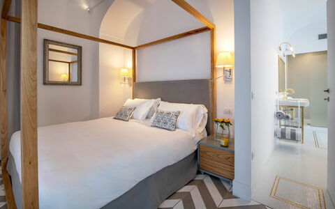 Suite Agave: Interieur Ontwerp, Meubilair, Slaapkamer, Bed, Verlichting, Verdieping, Plafond, Kamer, Flooring, Linens