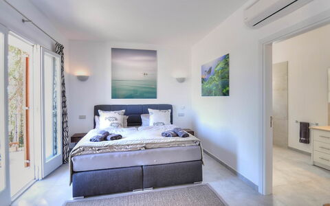 Can Mako: Meubilair, Interieur Ontwerp, Flooring, Verdieping, Slaapkamer, Kamer, Bed, Plafond, Textiel, Verlichting