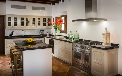 Villa Mallorca: Keuken, Toestel Van De Keuken, Countertop, Fornuis, Major Appliance, Meubilair, Cabinetry, Interieur Ontwerp, Huishoudapparatuur, Flooring