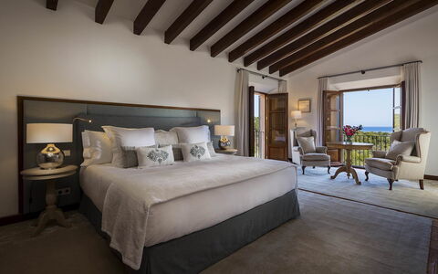 Villa Mallorca: Meubilair, Interieur Ontwerp, Flooring, Verdieping, Huis, Slaapkamer, Bed, Toevlucht, Kamer, Bed Frame