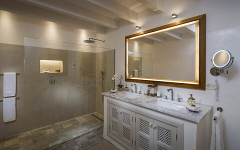 Villa Mallorca: Loodgieterswerkinrichting, Kraan, Interieur Ontwerp, Plafond, Wastafel, Verlichting, Flooring, Loodgieter, Badkamer, Lichte Inrichting