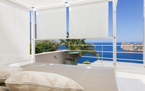 Villa Luce: Schaduw, Stoel, Balkon, Glas, Buitenmeubels, Kamerplant, Bloempot, Outdoor Structuur, Luifel, Pergola