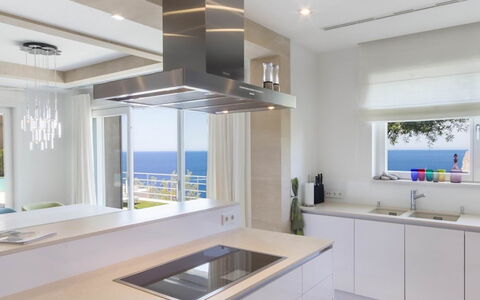 Villa Luce: Keuken, Interieur Ontwerp, Meubilair, Countertop, Flooring, Cabinetry, Verdieping, Hout, Toestel Van De Keuken, Huis