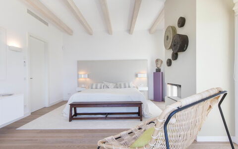 Villa Luce: Meubilair, Interieur Ontwerp, Bed, Verdieping, Flooring, Muur, Slaapkamer, Hout, Kamer, Plafond