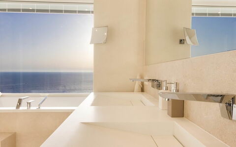 Villa Luce: Loodgieterswerkinrichting, Flooring, Muur, Interieur Ontwerp, Verdieping, Kraan, Badkamer, Loodgieter, Wastafel, Bad