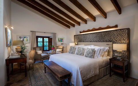 Villa Carlos: Meubilair, Interieur Ontwerp, Verdieping, Flooring, Bed, Hout, Slaapkamer, Plafond, Huis, Verlichting
