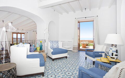 Villa Gem: Blauw, Meubilair, Flooring, Verdieping, Zee, Stoel, Oceaan, Hotel, Woonkamer, Toevlucht