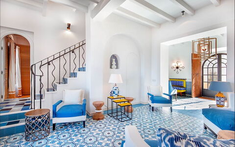 Villa Gem: Blauw, Meubilair, Flooring, Verdieping, Interieur Ontwerp, Stoel, Toevlucht, Zwembad, Hotel, Ontwerp