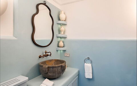 Villa Gem: Blauw, Loodgieterswerkinrichting, Interieur Ontwerp, Badkamer, Kraan, Loodgieter, Spiegel, Huis, Wastafel In De Badkamer, Lichte Inrichting