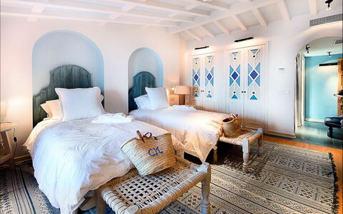 Villa Gem: Meubilair, Bed, Slaapkamer, Interieur Ontwerp, Bedding, Laken, Verdieping, Flooring, Plafond, Bed Frame