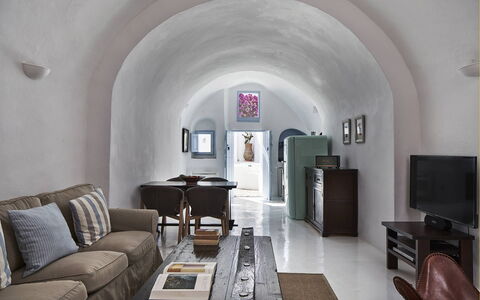 Villa Ivi: Meubilair, Interieur Ontwerp, Flooring, Bankstel, Appartement, Verdieping, Verlichting, Plafond, Woonkamer, Huis
