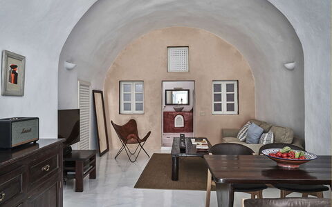 Villa Ivi: Meubilair, Flooring, Interieur Ontwerp, Verdieping, Plafond, Appartement, Lichte Inrichting, Stoel, Woonkamer, Lamp