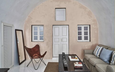 Villa Ivi: Muur, Meubilair, Flooring, Verdieping, Interieur Ontwerp, Plafond, Kamer, Appartement, Stoel, Woonkamer