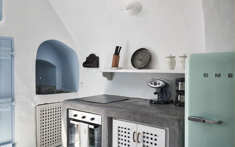 Villa Ivi: Keuken, Toestel Van De Keuken, Major Appliance, Countertop, Interieur Ontwerp, Huishoudapparatuur, Flooring, Meubilair, Fornuis, Verdieping